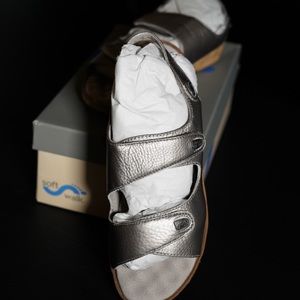 Soft walk size 11 sandals new in box never worn